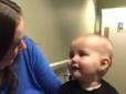 Почути маму: Операція як подарунок на Різдво для глухої від народження маленької дитини, яка вперше почула голос батьків (відео)