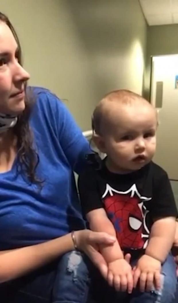 Глухий від народження малюк уперше почув голос мами та тата.  Зворушливе відео