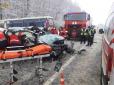 Мінівен перетворився на металобрухт: Під Львовом автобус із пасажирами потрапив у жахливу ДТП (фото)