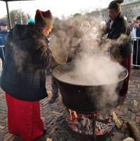 Куліш готували у величезному казані / Фото "Час Чернігівський"