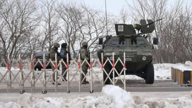 Військові стережуть в'їзд до столиці Казахстану