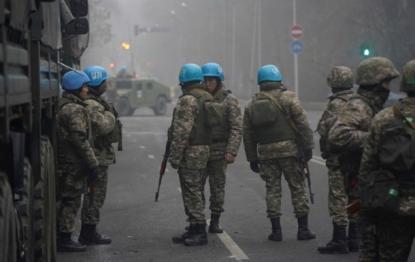 Військовослужбовці у блакитних шоломах із написом UN