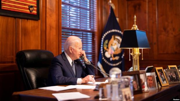 Президент США Джо Байден розмовляє телефоном з президентом Росії Володимиром Путіним зі свого дому у Вілмінгтоні, штат Делавер, 30 грудня 2021 року