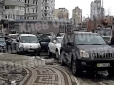 Таким можна все? У Києві чоловік зробив зауваження власнику Toyota Land Cruiser, а той у відповідь жорстоко його побив