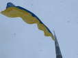 Попереду великі випробовування: Потужний вітер порвав прапор України на найвищому флагштоку країни (відео)