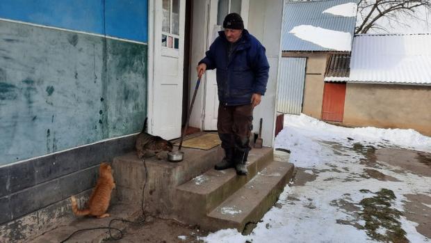 Пенсіонер з Яргорова розповів про життя в селі (фото: suspilne.media)