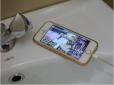 Трагедія у Луцьку: Юна волинянка загинула у ванні через мобільний телефон
