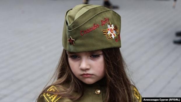Зброя для найменших: як у Криму дітей привчають до війни (фотогалерея)