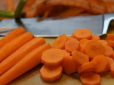 Варити моркву на салати більше не потрібно! Секрет приготування овочу з ресторану
