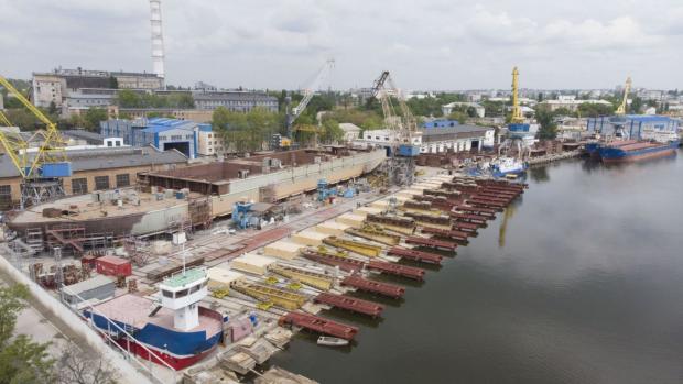 Заводський СЛІП "Нібулону" дозволяє будувати та спускати на воду судна та кораблі довжиною до 140 метрів. Однак докові роботи він проводити не дозволяє