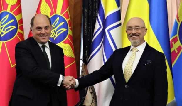 Міністр оборони України провів телефонну розмову з британським колегою 