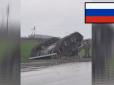І цими вояками Путін лякає весь світ: Російські військові перевернули танк у прикордонному з Україною регіоні (відео)