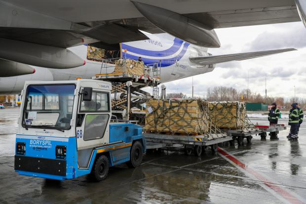Розвантаження транспортного літака у Борисполі Фото: Посольство США