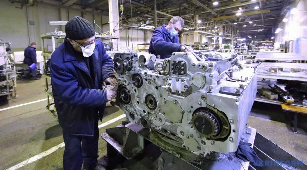 Процес збирання танкового двигуна на ДП «Завод імені Малишева»