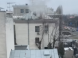 Палять документи? У Києві з будівлі посольства Росії валить дим, у мережі ажіотаж (відео)