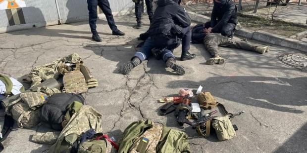 Окупантів затримали біля пожежної частини 44. Фото:ДСНС України / Facebook.