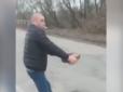 Путіне, кого ти намагаєшся лякати? У Бердянську чоловік голими руками переніс міну від будинків (відео)