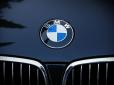 Продавати теж не буде: Концерн BMW зупинив виробництво своїх авто на Росії
