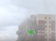 У  Гостомелі окупанти з танків розстріляли житлову багатоповерхівку (відео)
