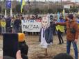 Не злякалися окупантів: У Мелітополі спалили опудало Путіна (відео)