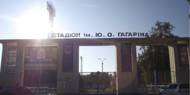 Окупанти частково зруйнували одну з трибун стадіону. Фото:g-stadion.com.ua.