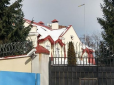 Над консульством РФ у центрі Харкова вивісили український прапор (відео)
