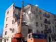 Ракета влучила прямо у будинок: Рятувальники розбирають завали 5-поверхівки у Харкові, є жертва (відео)