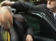 Простий народ проти: У Франції проросійському кандидату в президенти розбили яйце об голову (відео)