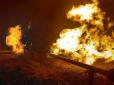 Ворожі ракети влучили в газорозподільчу станцію біля Ізюма, спалахнула велика пожежа