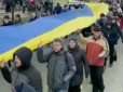 З українськими стягами: У Бердянську влаштували кількатисячний патріотичний мітинг проти російської окупації (відео)