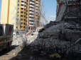 У Чернігові окупанти розбомбили гуртожиток - загинули троє діток та їхні батьки (фото)