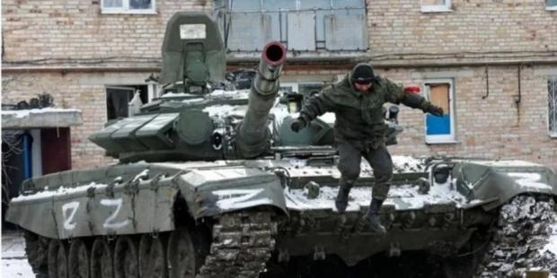 Російський окупант у Волновасі. Фото: REUTERS/Alexander Ermochenko.