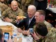 Пліч-о-пліч і з піцою в руках: Байден показав Путіну, як потрібно зустрічатися з людьми (фото)