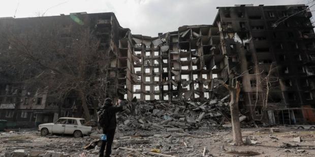 Житловий будинок у Маріуполі, знищений внаслідок російських обстрілів, 25 березня 2022 року. Фото: REUTERS/Alexander Ermochenko.