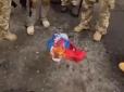 Грузинські добровольці спалили російський триколор на тлі знищеної 