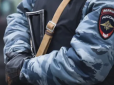 Дуже бояться: У Москві чоловіка затримали та заарештували через синьо-жовті кросівки