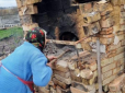 Вціліла лише піч: Під Києвом пенсіонерка пекла паски на руїнах свого будинку (фото)