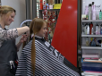 Дівчинка з Чернігова обрізала волосся, щоб допомогти ЗСУ: Мережу зворушила історія (фото, відео)