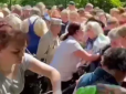 Навіть не за хліб: Російські пенсіонерки влаштували епічну битву за безкоштовні тюльпани (відео)