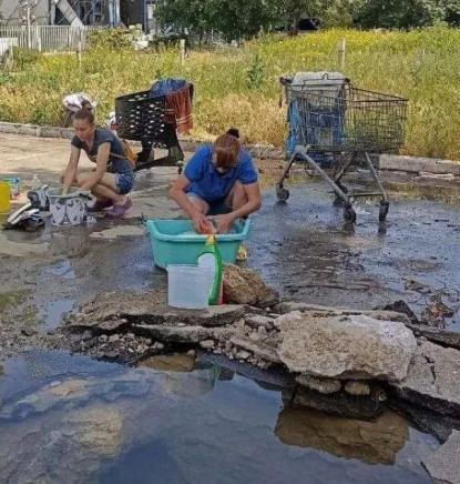 У Маріуполі люди перуть речі у дощовій воді та "кратерах" від авіабомб 