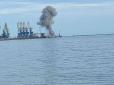 У районі порту видно дим: У захопленому Бердянську пролунало кілька потужних вибухів (відео)