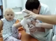 Таку націю не здолати! Маленька дівчинка заспівала гімн України у лікарні та викликала захоплення в мережі (відео)
