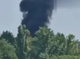 ЗСУ працюють! У Донецьку точним ударом знищено базу БК та ПММ окупантів  - валить чорний дим (відео)