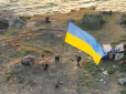 Це Україна! На прапорі, встановленому на Зміїному, є послання 