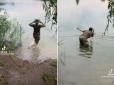 Залишатись Наді в дівках? Савченко у військовій формі залізла в річку і спустила вінок на воду, але щось пішло не так (відео)