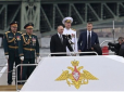Російський військовий прийшов на парад до Путіна... з бретелькою від ліфчика на голові (фото)