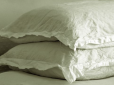 Як позбутися жовтих плям на старих подушках - цей метод врятує ваші речі