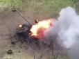 Дошкуляв на свою голову українцям: Прикордонники влучним пострілом знесли російському танку башту (відео)