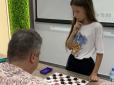 11-річна чемпіонка світу з шашок збирає кошти для ЗСУ, граючи на гроші з дорослими (відео)