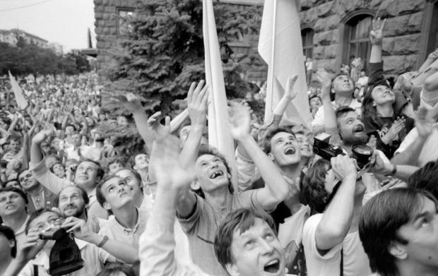 Люди вітають підняття прапора у Києві у 1990 році (архівне фото)